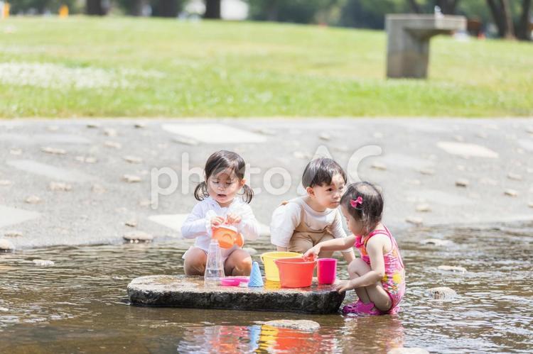水遊びをする子供たち　 公園,男性,女性の写真素材
