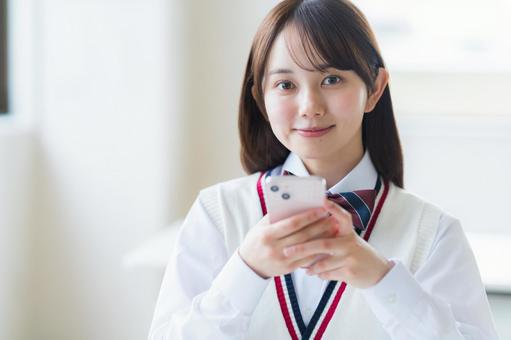 教室で勉強する学生 教室で勉強する学生の写真