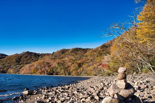 石積みと晩秋大沼 風景,青空,晴れの写真素材