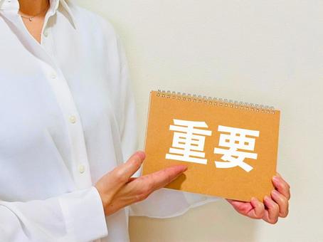 重要な点を説明する女性社員 重要な点を説明する女性社員の写真