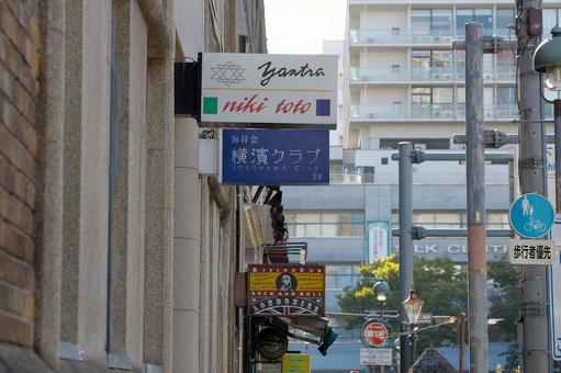 街角の看板 街角の看板 街角,看板,都市の写真素材