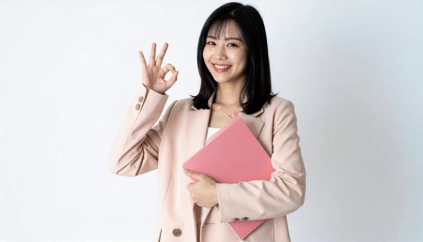 OKサインをする女性 OKサインをする女性の写真