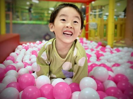 ボール ボール 子ども,ボールプール,男の子の写真素材