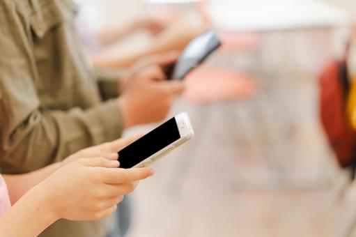 携帯する手元 手元,男の子,女の子の写真素材