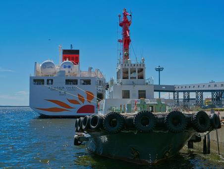 フェリーとタグボート フェリー,タグボート,船の写真素材