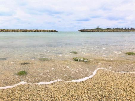 沖縄の海の波打ち際 沖縄の海の波打ち際の写真