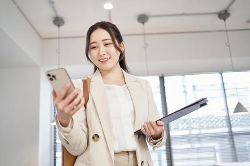 Business woman checking the schedule, una mujer de negocios, mujer, smartphone, JPG