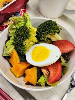 温野菜サラダ１ サラダ,温野菜,ゆで卵の写真素材