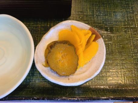 昔ながらのたくあんとキュウリの漬物 昔ながらのたくあんとキュウリの漬物 たくあん,漬物,キュウリの写真素材