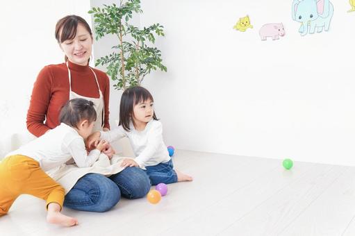 幼稚園で遊ぶ子ども 幼稚園で遊ぶ子ども 子育て,育児,エプロンの写真素材