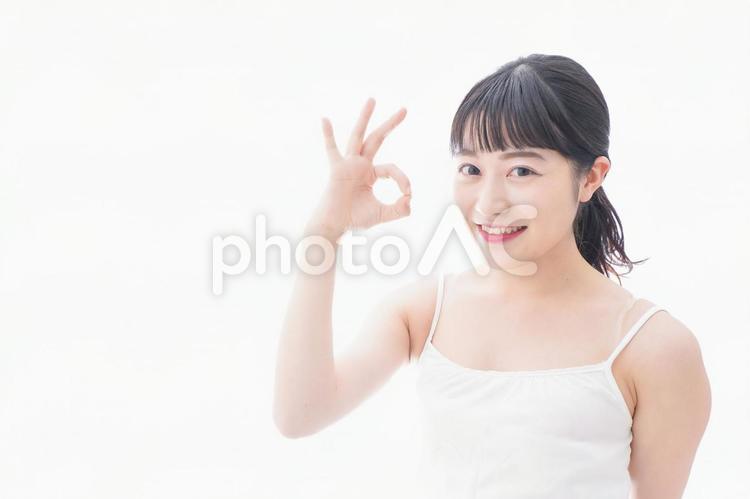 OKサインをするをする笑顔の若い女性 予定,ジェスチャー,笑みの写真素材
