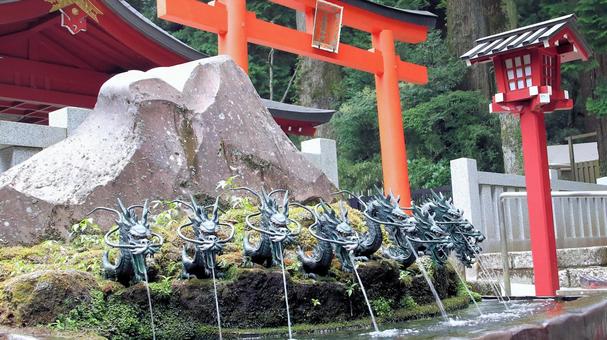 夏の暑い日の箱根九頭龍神社の御神水 夏の暑い日の箱根九頭龍神社の御神水の写真