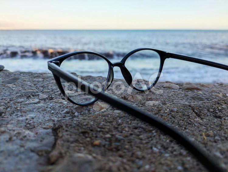 海と眼鏡 眼鏡,黒ぶち,海の写真素材