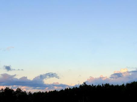 薄紅色の残る空 02 夕焼け,雲,空の写真素材