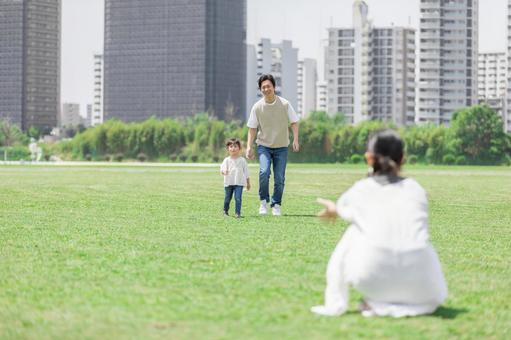 追いかけっこする親子 追いかけっこする親子の写真