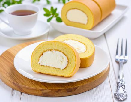 クリームたっぷりのシンプルなロールケーキ クリームたっぷりのシンプルなロールケーキの写真