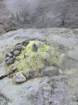 硫黄山 硫黄の塊 硫黄山 硫黄の塊 硫黄,火山,煙の写真素材