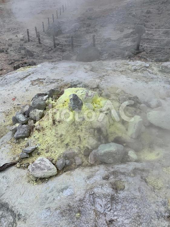 硫黄山　硫黄の塊 硫黄,火山,煙の写真素材