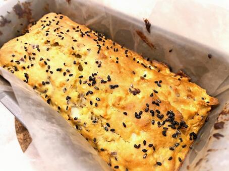 焼きたてのさつまいもパウンドケーキ１２ パウンドケーキ,焼きたて,手作りの写真素材