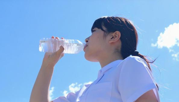 水を飲む女性 水を飲む女性の写真