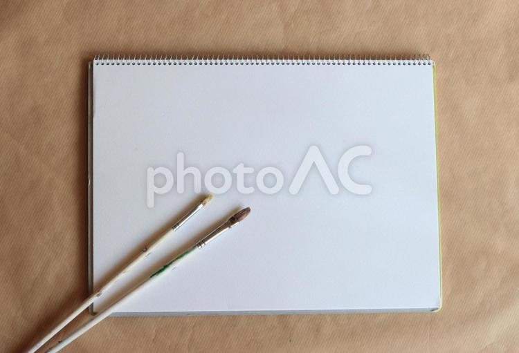 まっすぐ置きクロッキー帳と絵筆 スケッチブック,白い紙,厚紙の写真素材