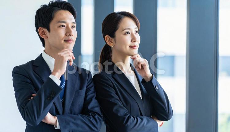 考えごとをする男女2人のビジネスパーソン 男性,女性,男女の写真素材