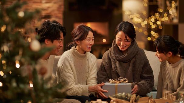 プレゼントを交換する幸せなひとときの写真