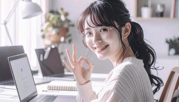 家計がうまくいきスマホ片手に微笑む女性 家計がうまくいきスマホ片手に微笑む女性の写真
