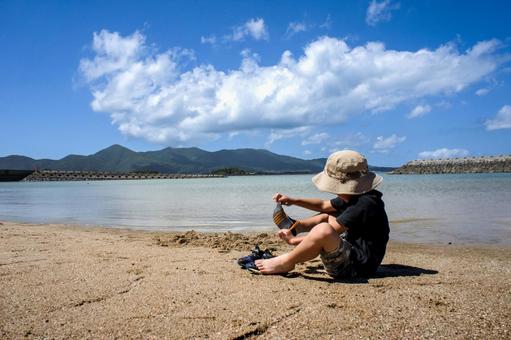 <素材>夏の海水浴場で遊ぶ子供たちと青空 <素材>夏の海水浴場で遊ぶ子供たちと青空 子供,小学生,夏の写真素材
