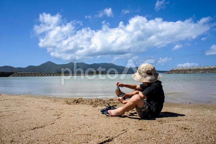 ※素材＞夏の海水浴場で遊ぶ子供たちと青空 子供,男性,人物の写真素材