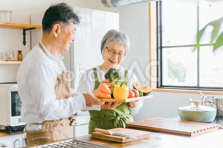 野菜を持つ日本人の高齢者夫婦（シニア） シニア,高齢者,老夫婦の写真素材