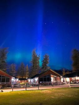 夜空に輝くオーロラとログハウス 夜空に輝くオーロラとログハウス オーロラ,夜空,星空の写真素材