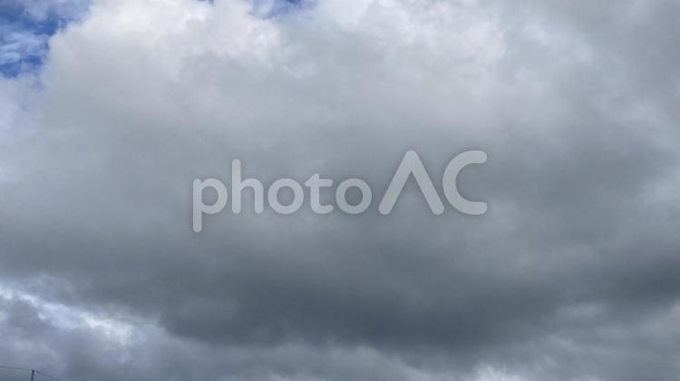 モワッと大きな雲が流れてきた！ 空のみ,空,天気の写真素材