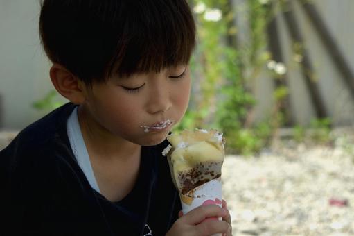 ＜素材＞暑い日にクレープを食べる男の子 子供,クレープ,スイーツの写真素材