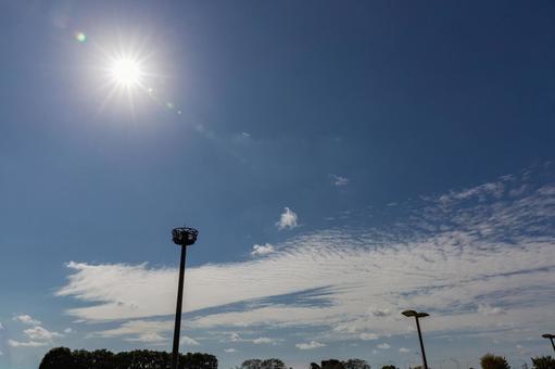 常磐道守谷SA(下り)でふと見上げた秋空 常磐道守谷SA(下り)でふと見上げた秋空 空,風景,秋の写真素材