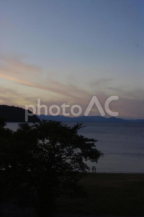 琵琶湖の夕暮れとカップル 琵琶湖,夕暮れ,薄暗いの写真素材