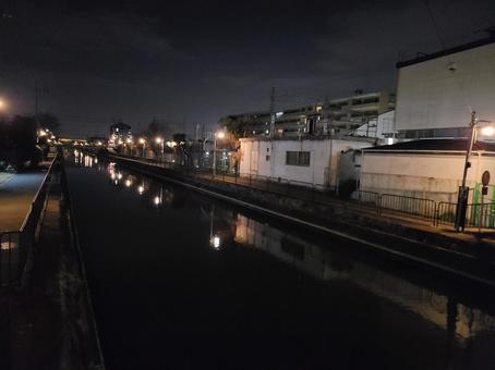 夜の運河の写真