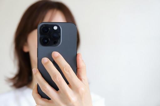 自撮りをする女性 自撮りをする女性 自撮り,女性,スマートフォンの写真素材