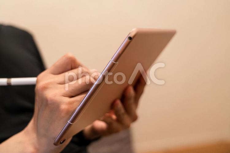 タブレットを持ってタッチペンでメモをとる スマホ,pad,ペンシルの写真素材