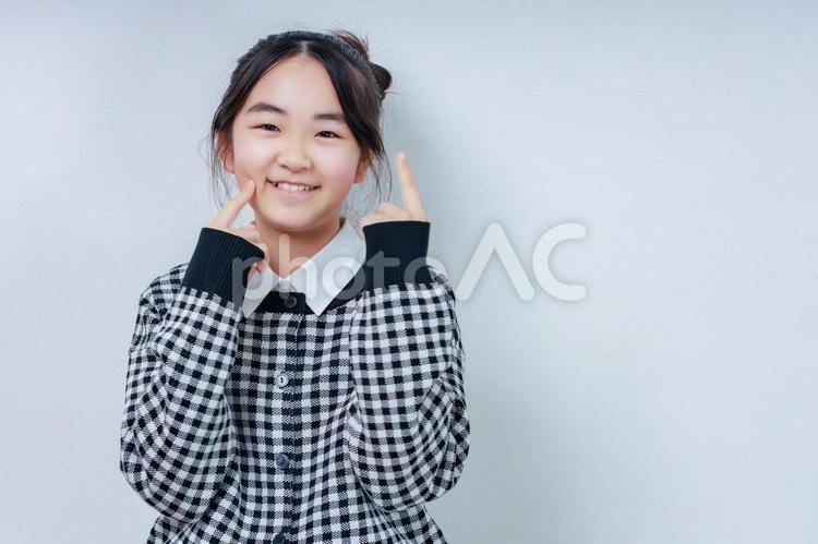 楽しそうに踊る笑顔の女の子 女性,小学生,少女の写真素材