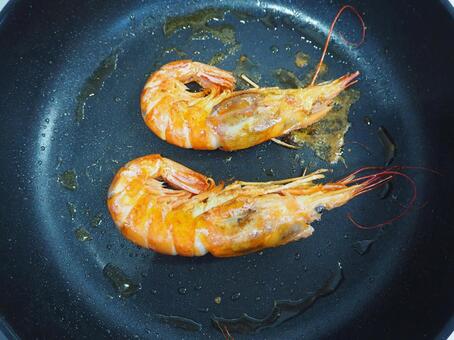 海老のバター焼き・おせち料理（調理中） 海老,バター焼き,おせち料理の写真素材