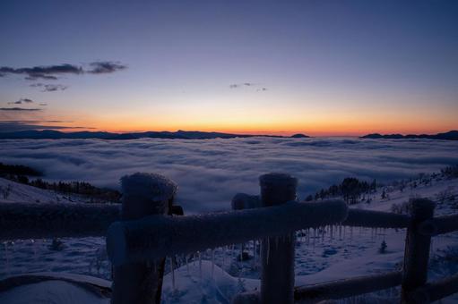 美幌峠から望む屈斜路湖の夜明け 美幌峠から望む屈斜路湖の夜明けの写真