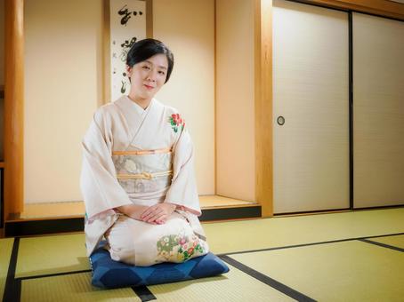 33:和服で微笑んでいる女性 33:和服で微笑んでいる女性 着物,ご挨拶,ごあいさつの写真素材