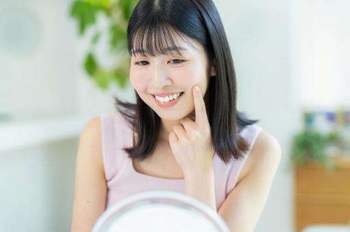 スキンケアをする女性 美容,ビューティー,笑顔の写真素材