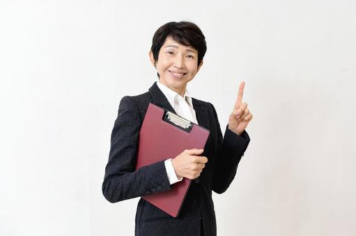 スーツ姿の笑顔の中高年のビジネスウーマン ビジネス,女性,シニアの写真素材