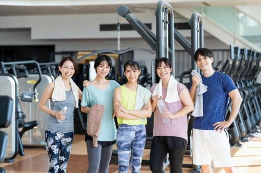 ジムでトレーニングする人々 ジム,フィットネス,トレーニングの写真素材