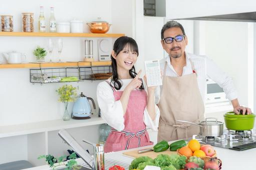 キッチンで料理を作るミドルの夫婦 キッチンで料理を作るミドルの夫婦 料理,家族,夫婦の写真素材