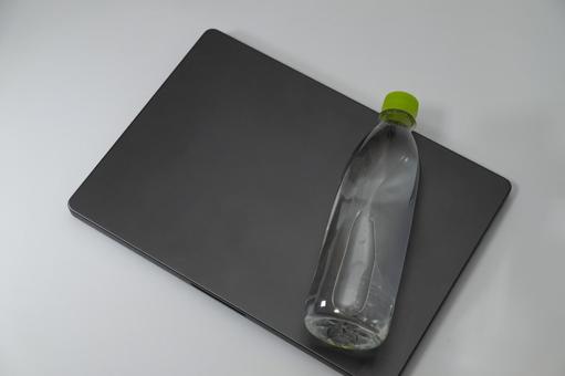 ノートPCの上に置かれた水ボトル ノートパソコン,水,水分補給の写真素材