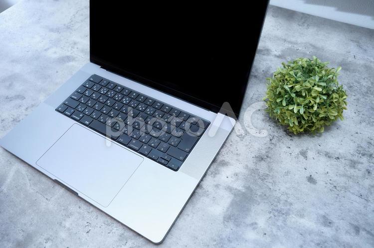 ノートパソコンとデスクのイメージ パソコン,ノートパソコン,ビジネスの写真素材