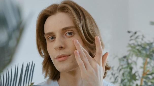 スキンケアするカメラ目線の男性 男性,外国人,欧米人の写真素材